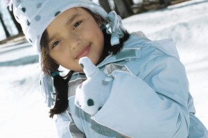 Warme Stiefel, damit Kinder im Winter draußen spielen